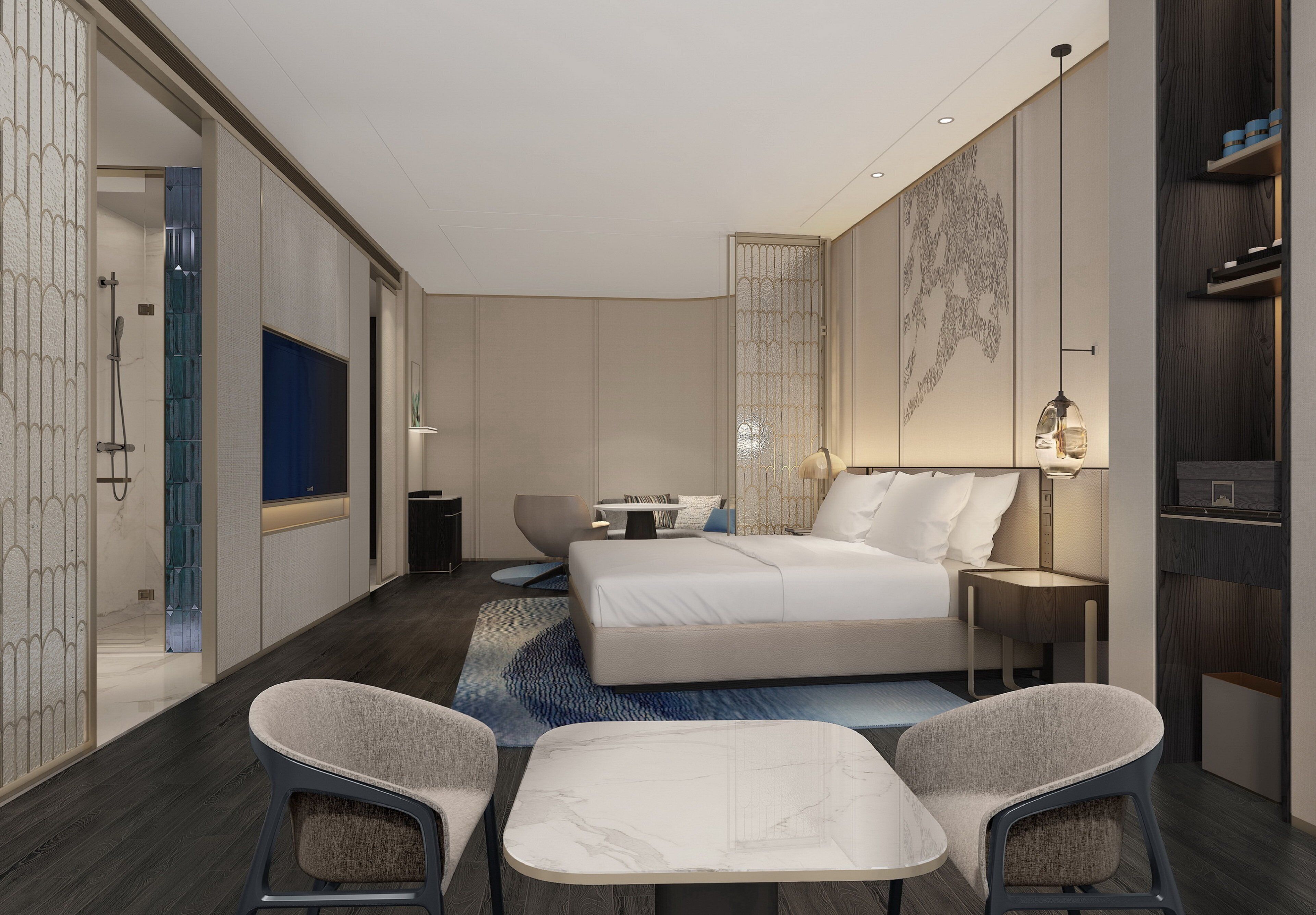 Une chambre d’hôtel moderne, dotée d’un grand lit, d’un bureau, de deux chaises, d’une petite table et d’un élément décoratif mural.