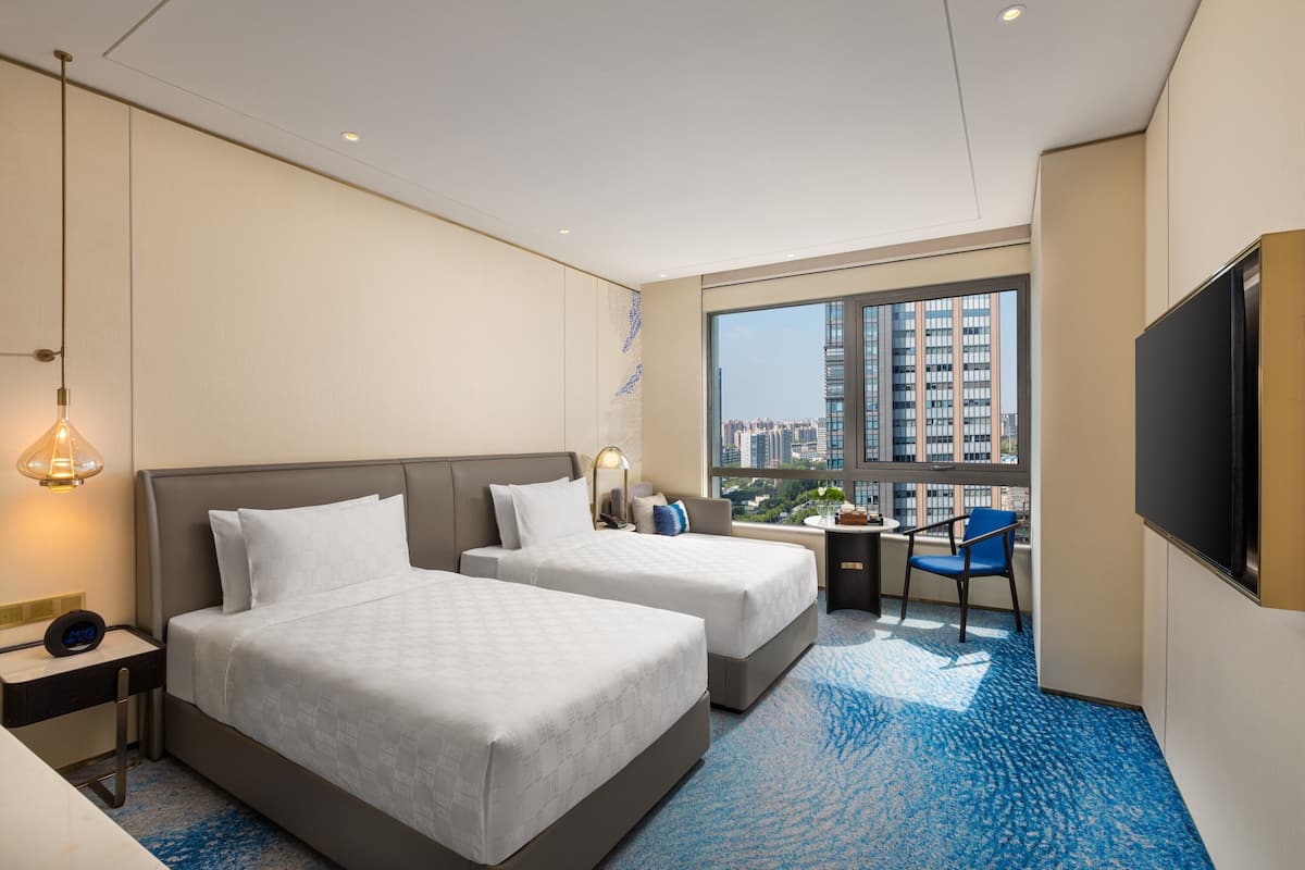 1 bedroom, premium bedding, down comforters, pillowtop beds