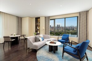 Suite, 1 Bedroom, Lake View (Dining Area)