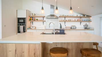 Cottage | Private kitchen | Fridge, dishwasher, electric kettle, toaster