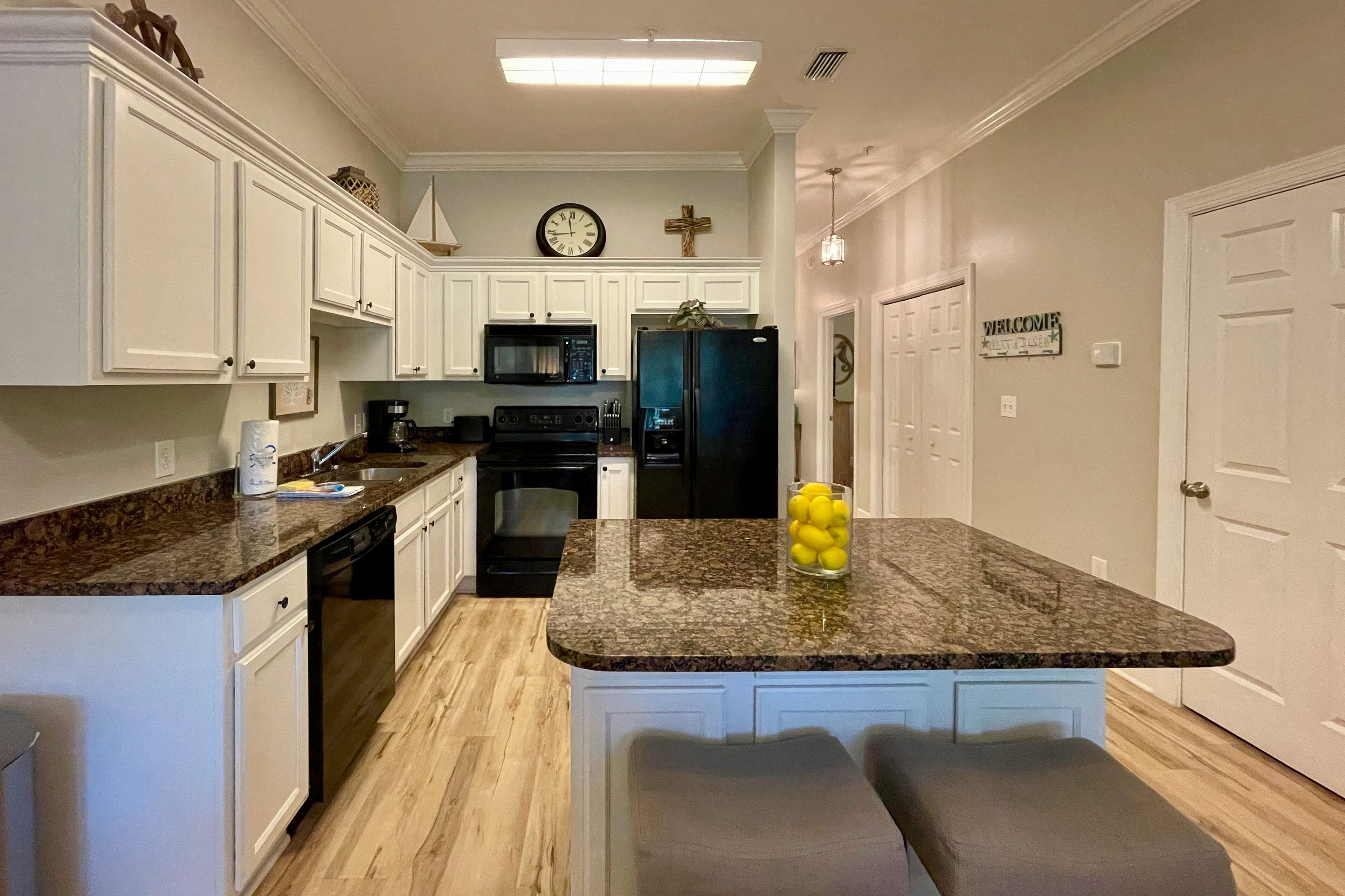 Beachside condo with bikes, central AC, screened patio & outdoor pool