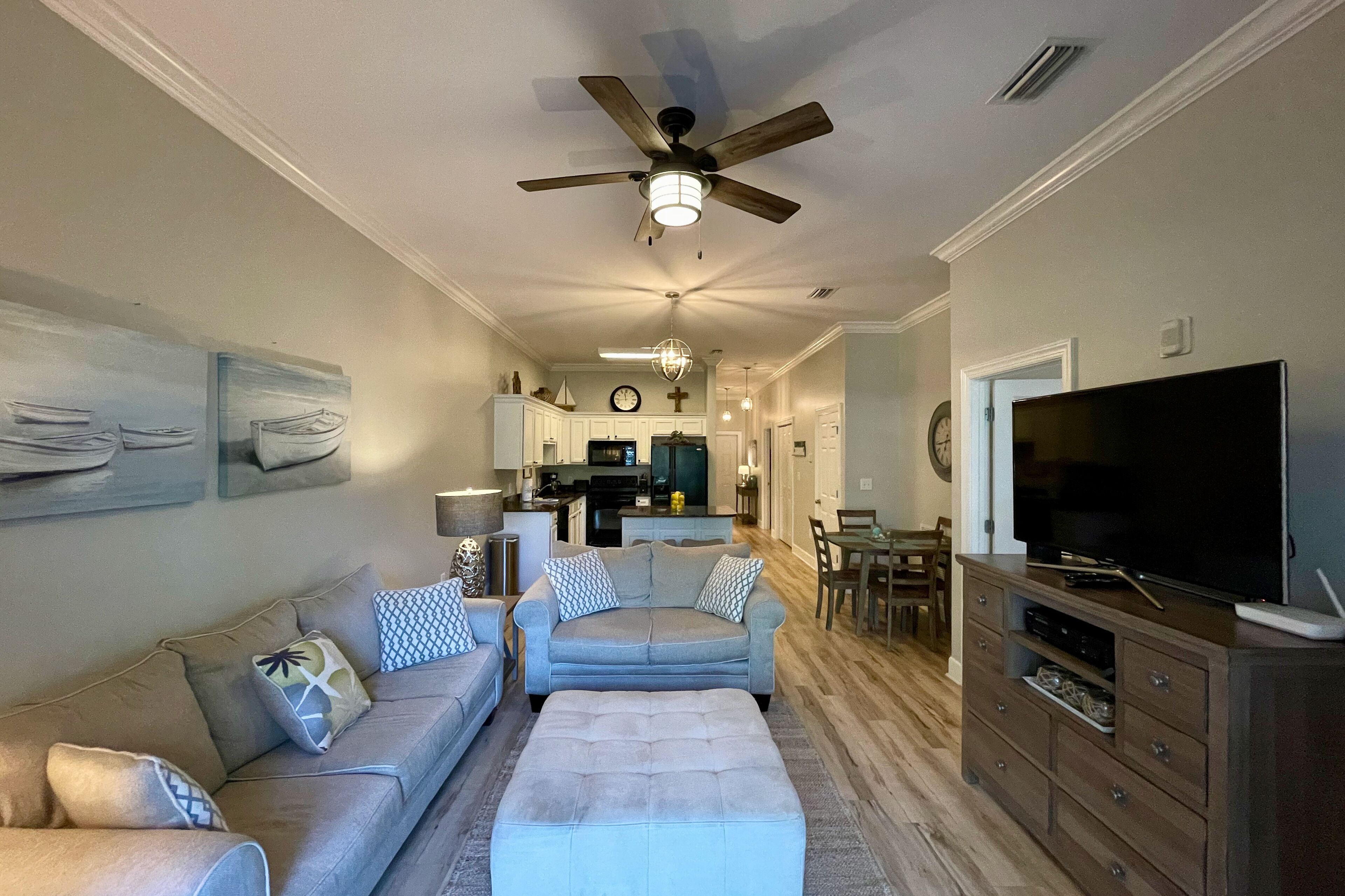 Beachside condo with bikes, central AC, screened patio & outdoor pool