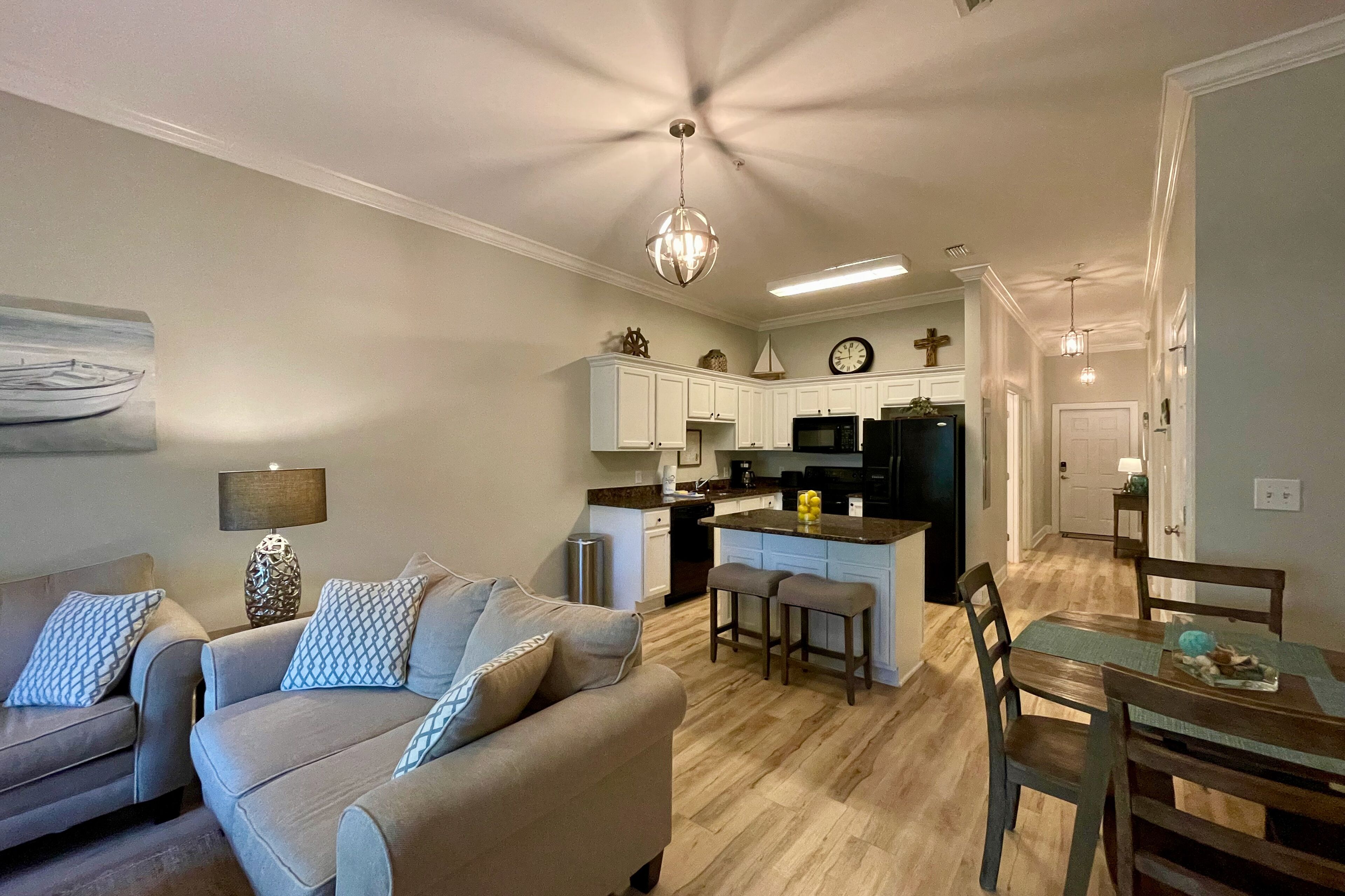 Beachside condo with bikes, central AC, screened patio & outdoor pool