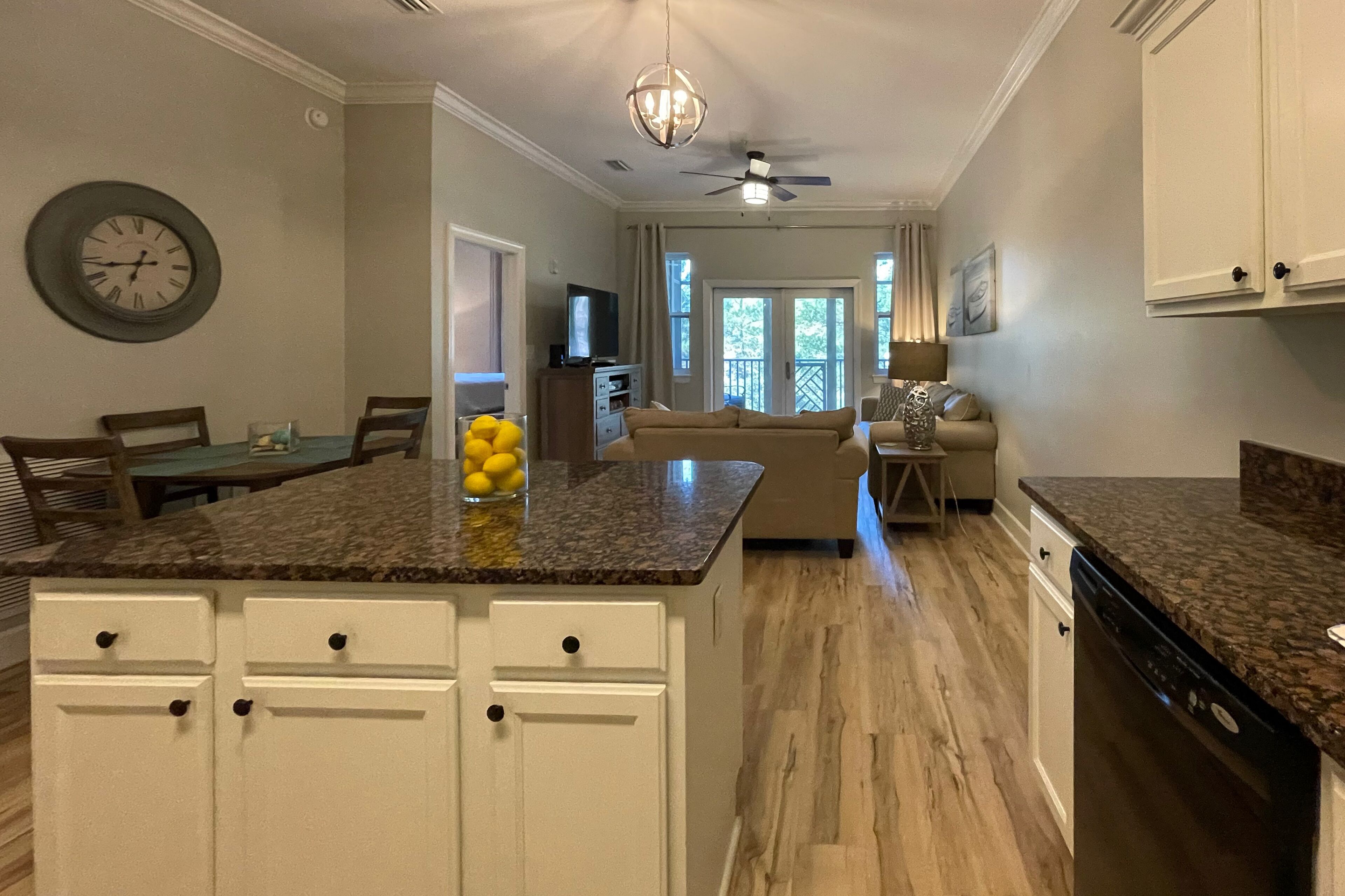 Beachside condo with bikes, central AC, screened patio & outdoor pool