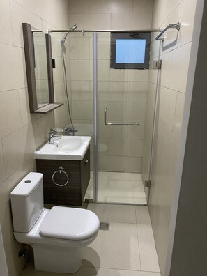 Dusj, håndklær og toalettpapir