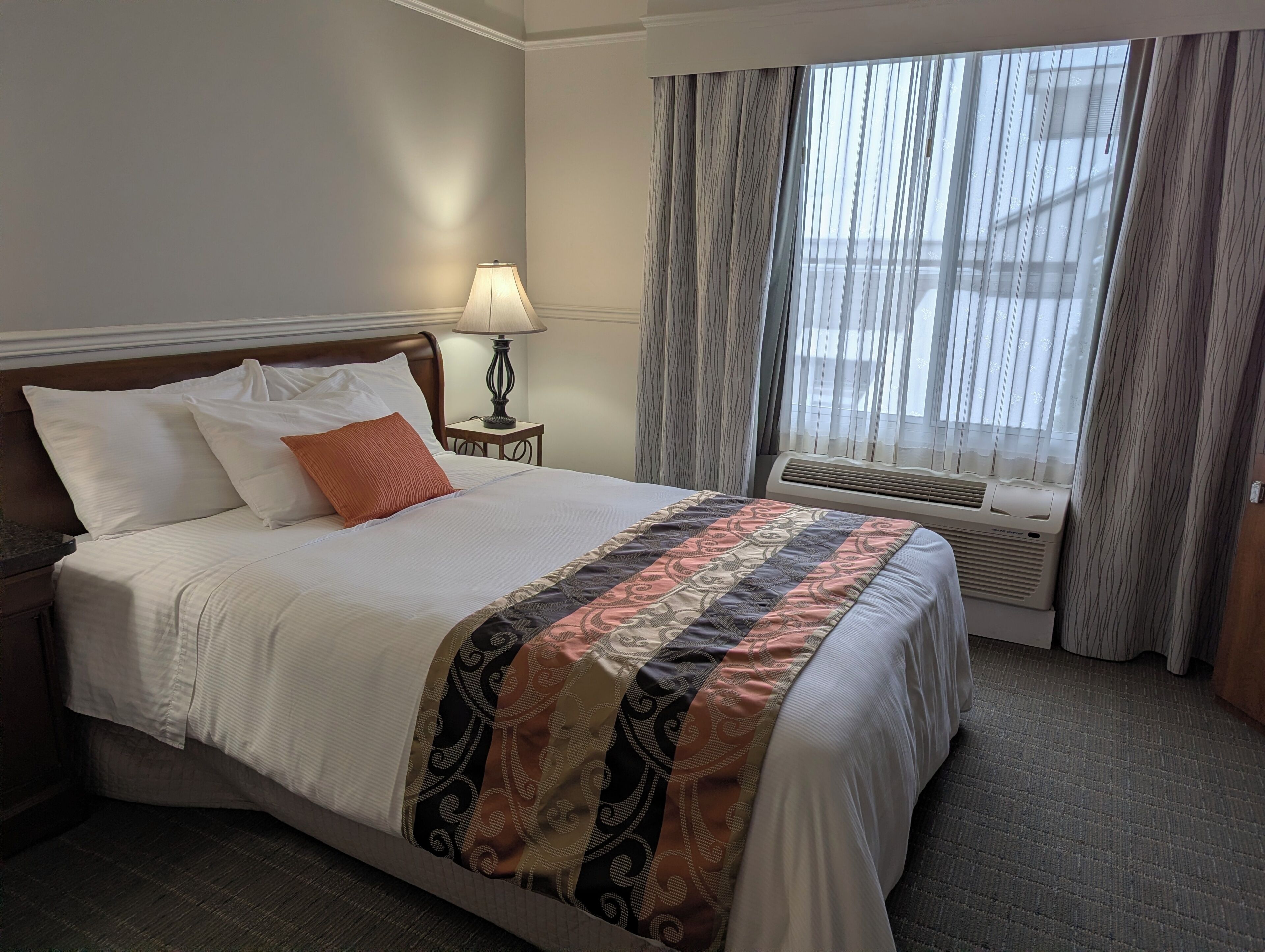 Literie hypoallergénique, couette en duvet, rideaux d’obscurcissement