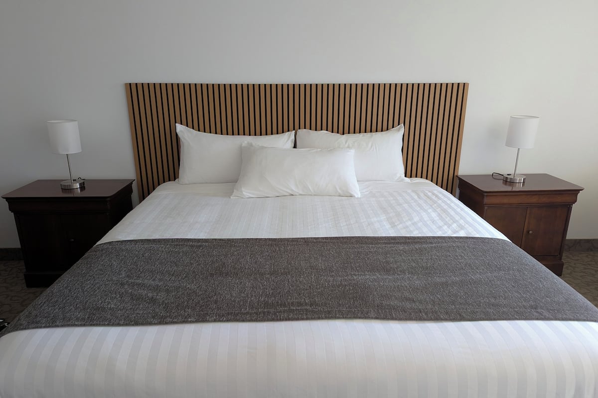 Literie hypoallergénique, couette en duvet, rideaux d’obscurcissement