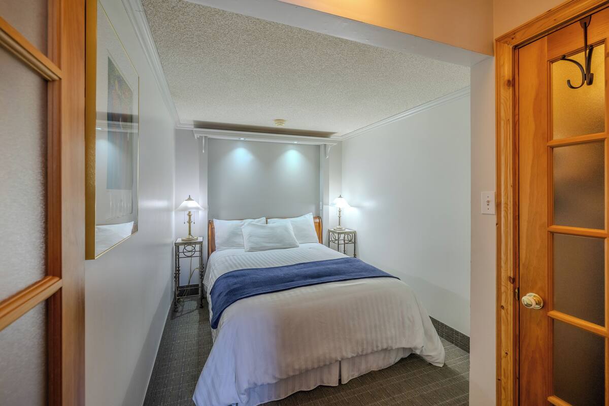 Hypo-allergenic bedding, down duvets, blackout curtains, free WiFi
