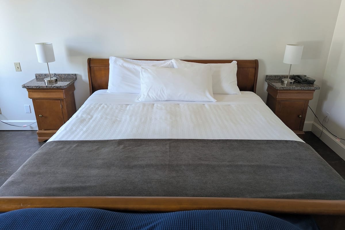 Chambre Standard | Literie hypoallergénique, couette en duvet, rideaux d’obscurcissement