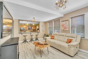 Family Apartment | Living area | 40-inch TV with cable channels