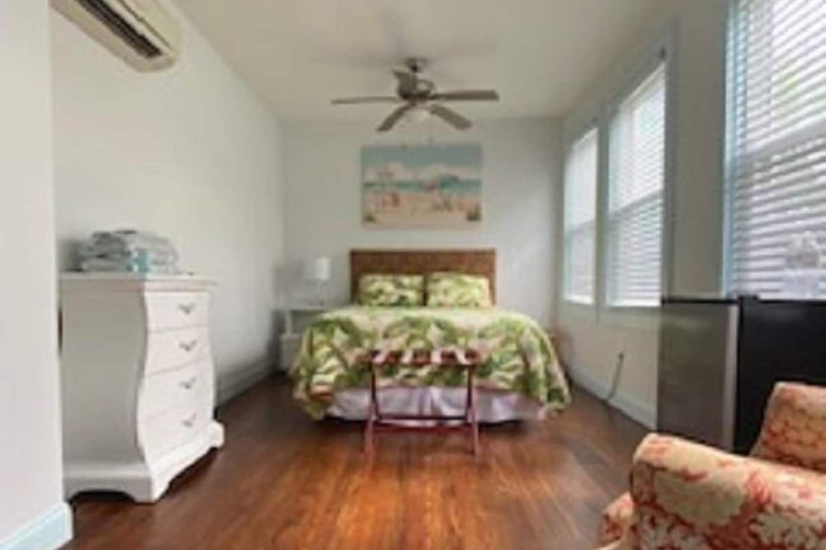 Single Room, 1 Queen Bed, Second floor | Individuell inredning, unika möbler och gratis wi-fi