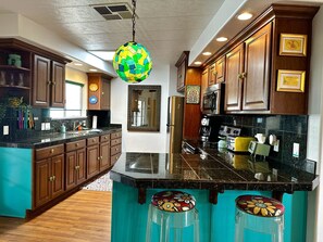 Frigorifero, microonde, forno, piano cottura