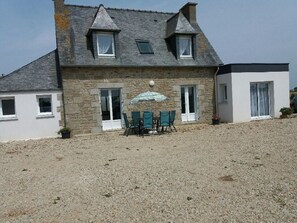 Outdoor dining - Gîte between sea and countryside (Sibiril)