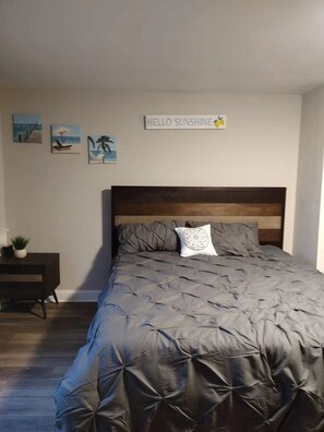 1 bedroom, free WiFi, bed sheets - a sweet moder apt studio 10 minutes away from northwoods mall (Goose Creek)