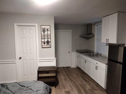 a sweet moder apt studio 10 minutes away from northwoods mall