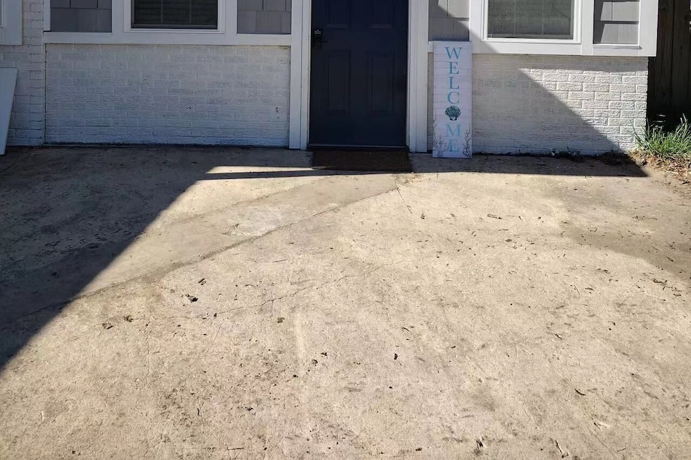 a sweet moder apt studio 10 minutes away from northwoods mall