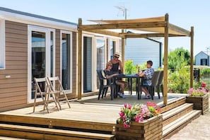 Outdoor dining - Mobile Home in Domaine Les Mûriers (Vendres-Plage)