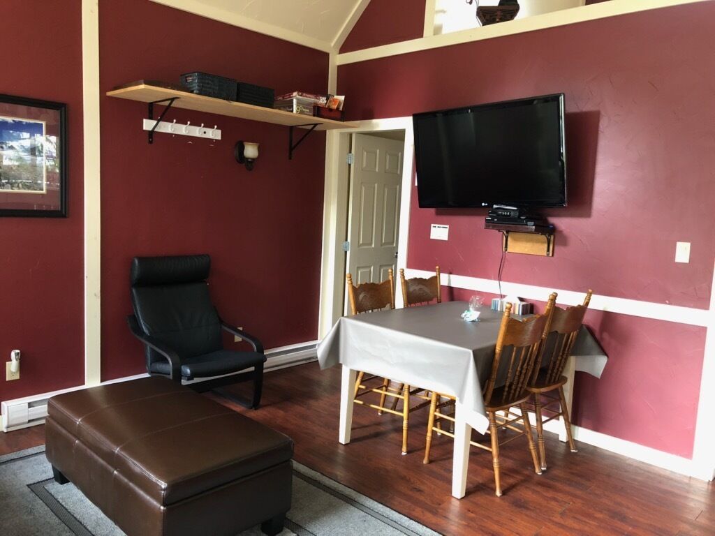 Lakeside Cozy Mackenzie Cabin Between Revelstoke and Sicamous, BC