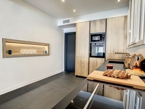 ثلاجة، ميكروويف، فرن، غسالة أطباق