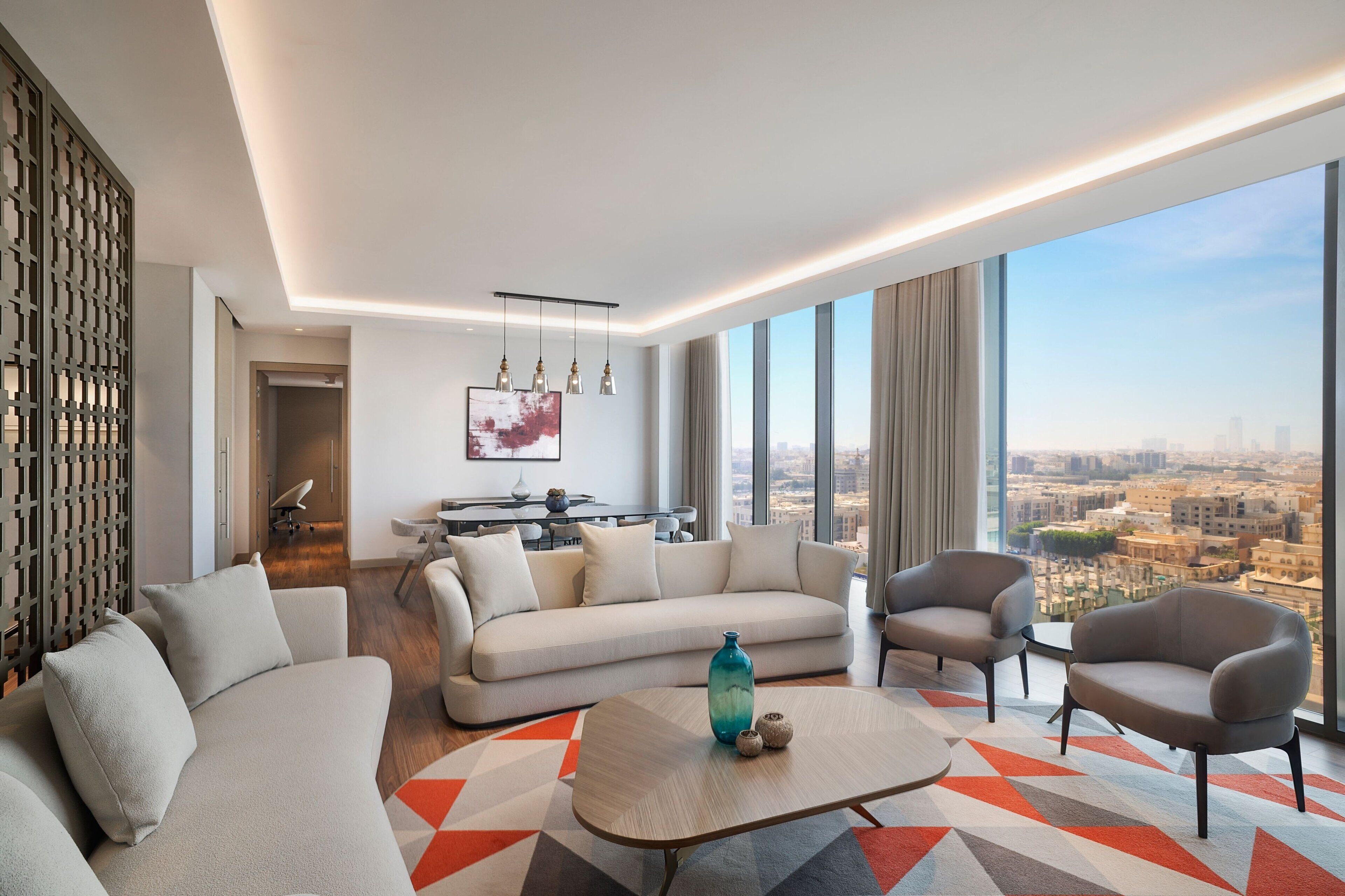 Presidentiële suite, 2 slaapkamers, uitzicht op stad | Woonruimte | Een 55-inch ledtelevisie met satellietzenders en een televisie