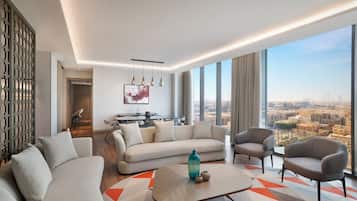 Presidentiële suite, 2 slaapkamers, uitzicht op stad | Woonruimte | Een 55-inch ledtelevisie met satellietzenders en een televisie