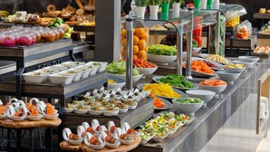 Un buffet proposant une variété de plats et de boissons.