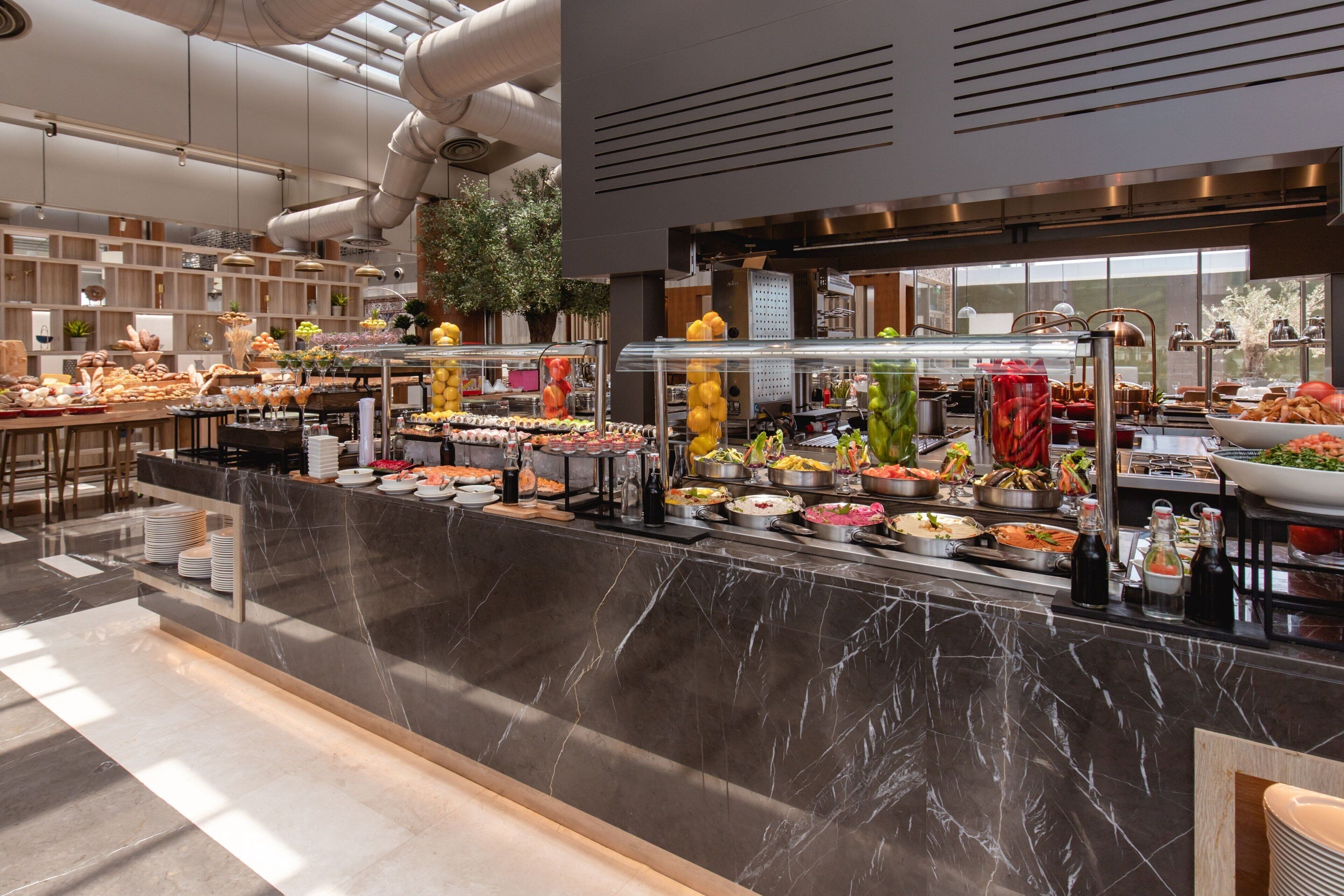 Un buffet proposant une variété de plats et doté d’un comptoir en marbre.