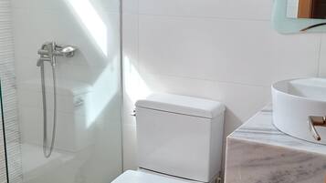 Rainfall showerhead, hair dryer, towels