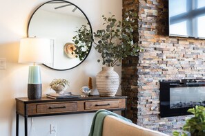 Smart TV, chimenea y reproductor de DVD 