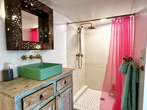 Een douche, een haardroger, handdoeken, zeep