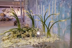 Eine Glastreppe mit floralen Dekorationen und Kerzen.