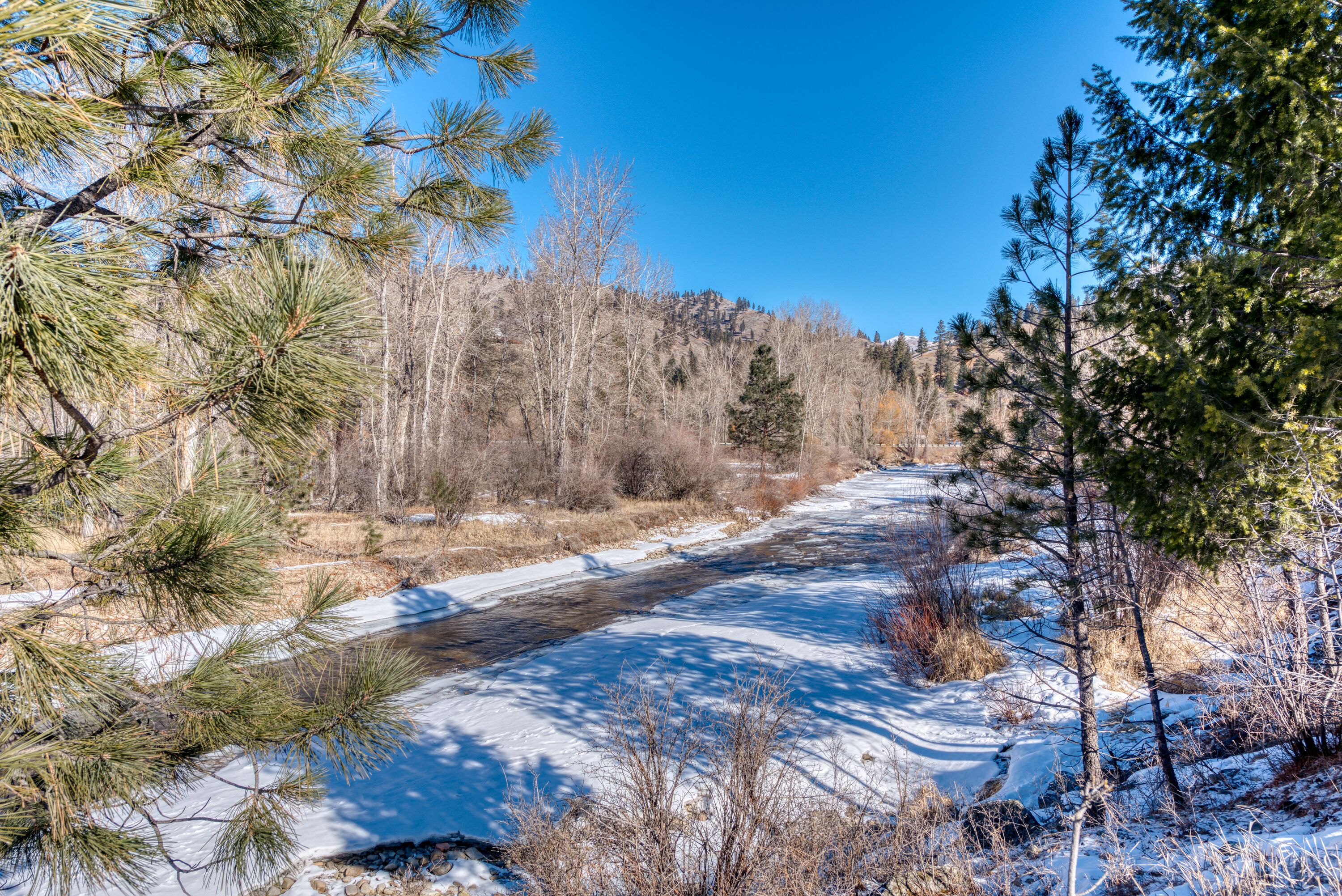 Riverfront, Cozy Cabin, Mountain Views, 2bed 2bath
