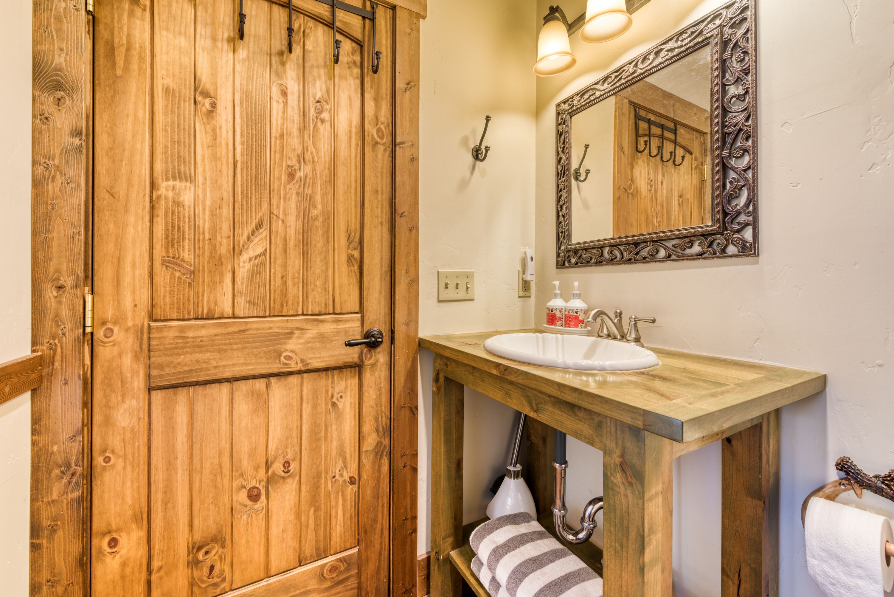 Riverfront, Cozy Cabin, Mountain Views, 2bed 2bath