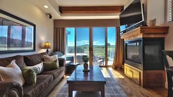 Smart TV, fireplace, stereo