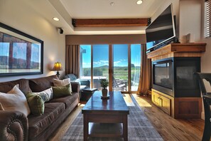 Smart TV, fireplace, stereo