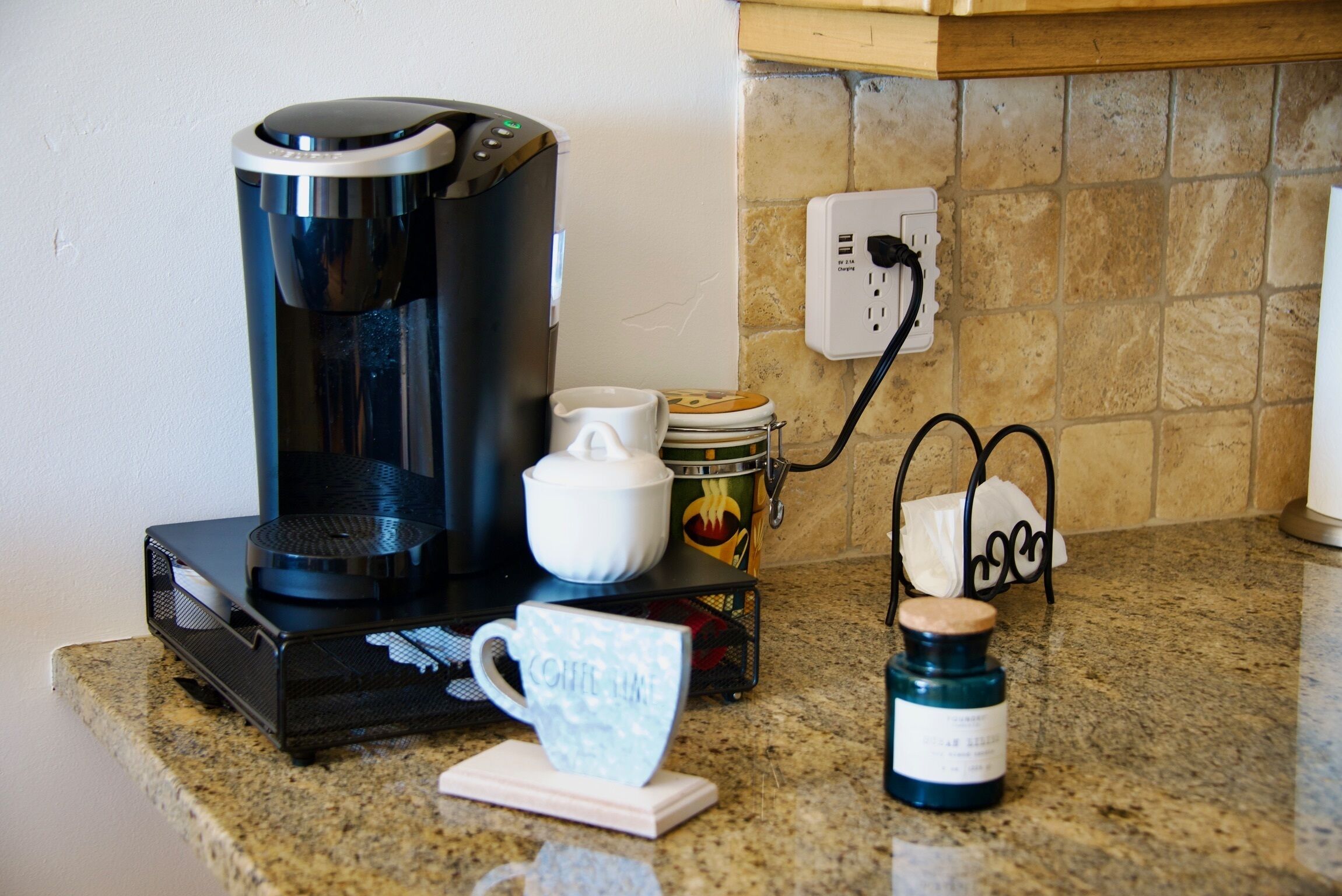 Serene townhome overlooking nature preserve- steps from trails, shops, & shuttle