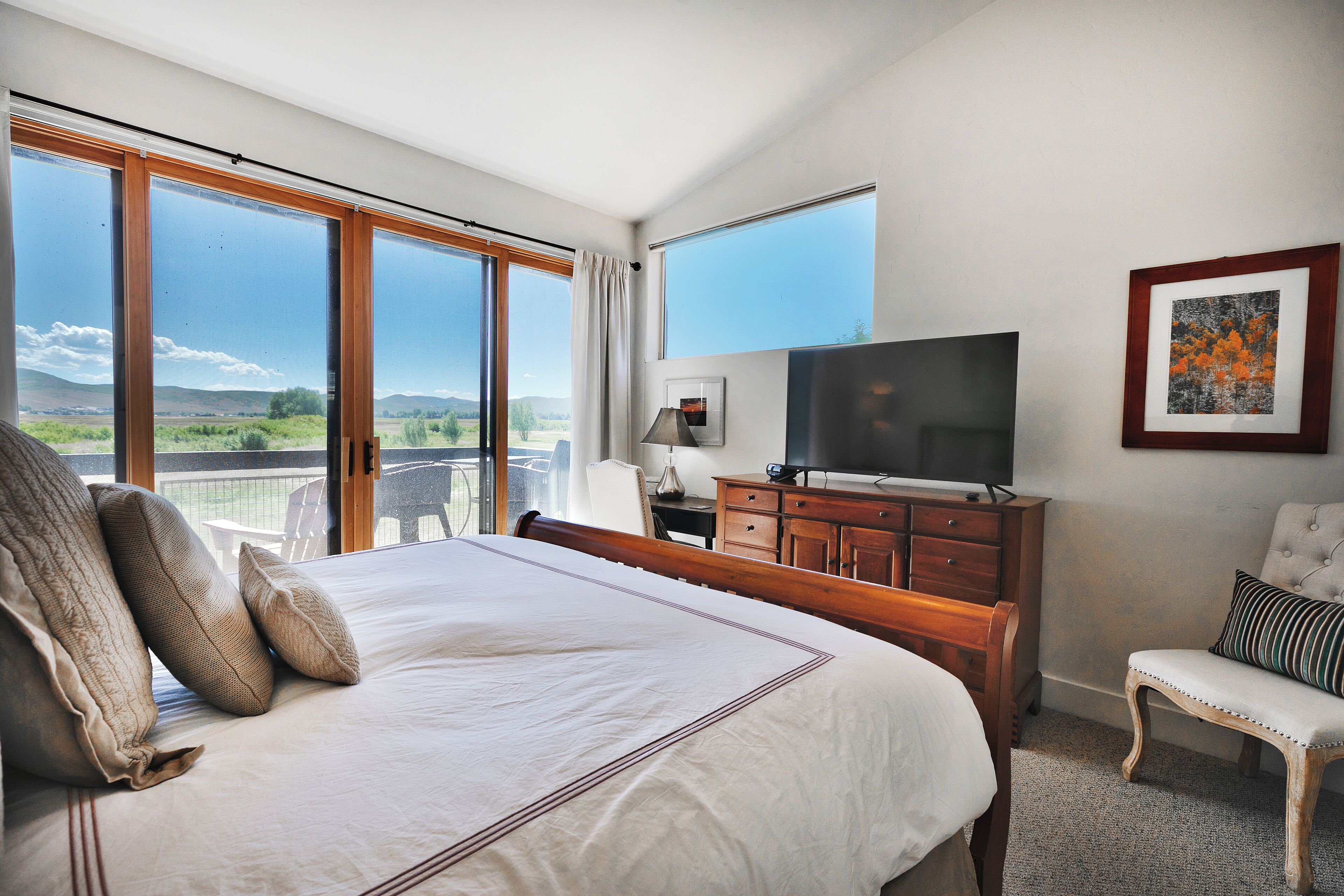 2 bedrooms, in-room safe, desk, iron/ironing board