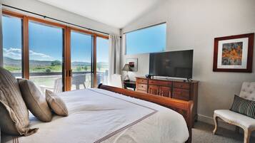 2 bedrooms, in-room safe, desk, iron/ironing board