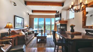 Smart TV, fireplace, stereo