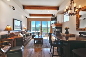 Smart TV, fireplace, stereo