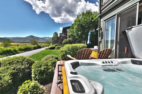 Luxury 2BR Park City Retreat with Mountain & Preserve Views & Saltwater Hot Tub