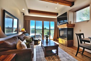 Smart TV, fireplace, stereo
