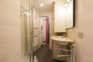 Appartement Confort | Salle de bain | Douche, articles de toilette gratuits, sĂšche-cheveux, bidet