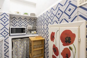 Refrigerador, microondas, placa de cocina, molino de café