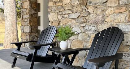 Charming newly-renovated historic log house near PSU and Spruce Creek