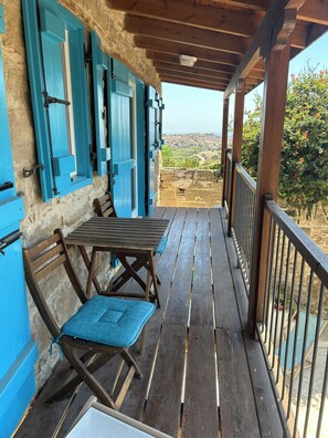 Outdoor dining - Traditional detached house in the heart of the village (Tochni)