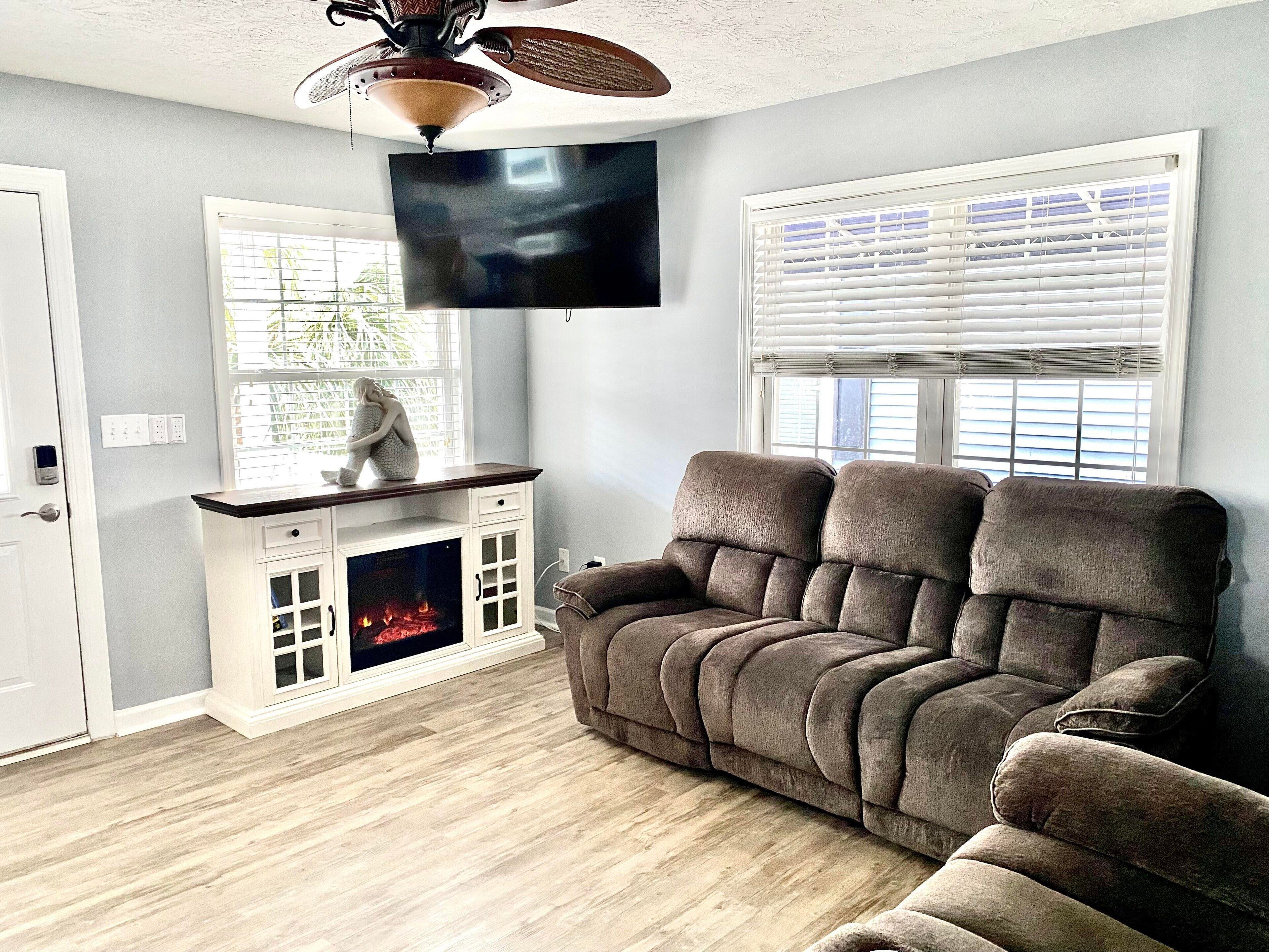 THE PEACEFUL PELICAN -  BEACH FUN YEAR ROUND!!!