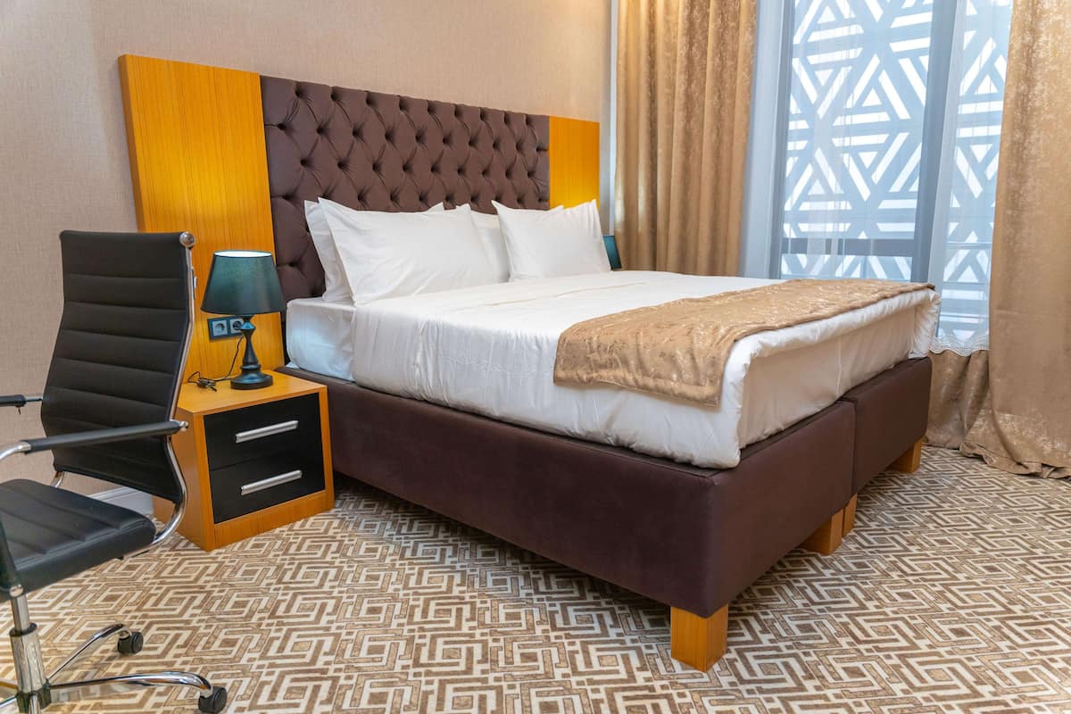Chambre Standard, 1 trĂšs grand lit, non-fumeurs | Minibar, bureau, Wi-Fi gratuit, draps fournis