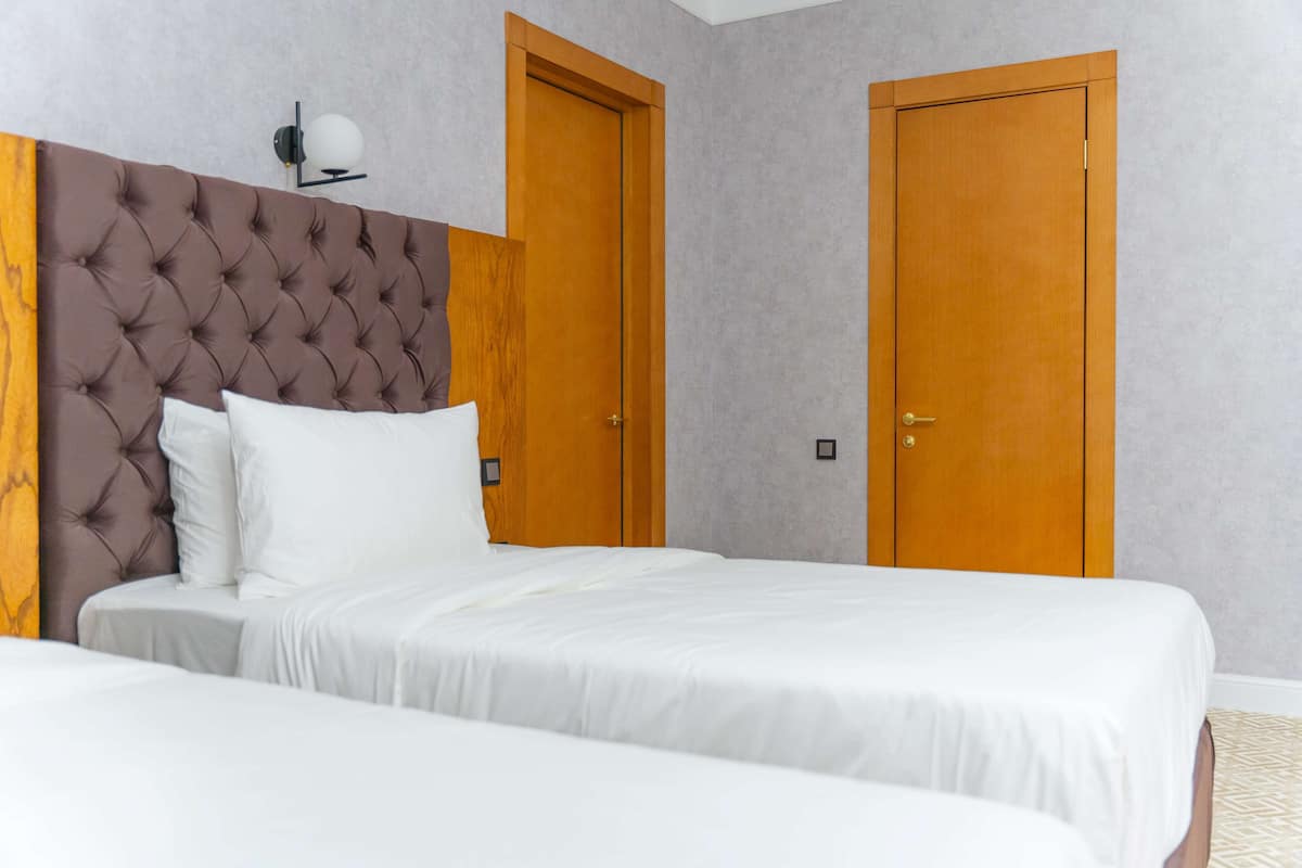 Suite, 2 lits une place, non-fumeurs | Minibar, bureau, Wi-Fi gratuit, draps fournis