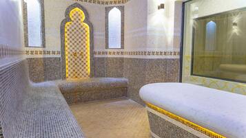 Een sauna, een bubbelbad, een stoombad